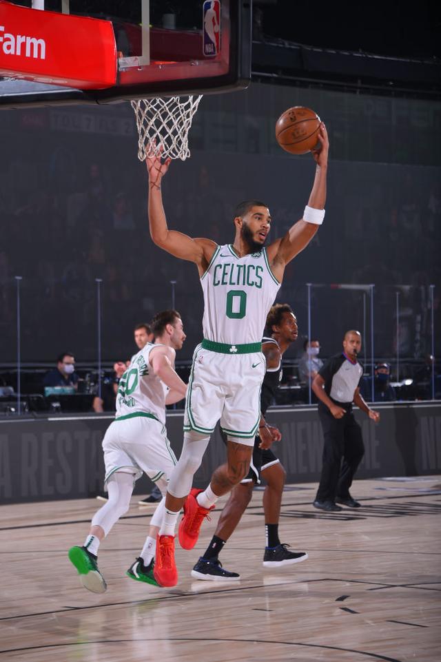 紧急救治！中甲球员胡靖比赛中突发昏迷 救护车入场心肺复苏